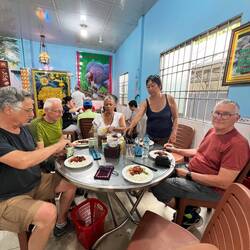 Un très bon routier au menu unique, travers de porc caramel, riz blanc et choux