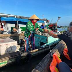 Café flottant; j' y ai bu un genre de café au lait extrêmement sucré.