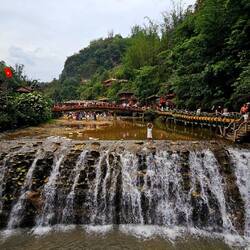 Massentourismus am Fluss.