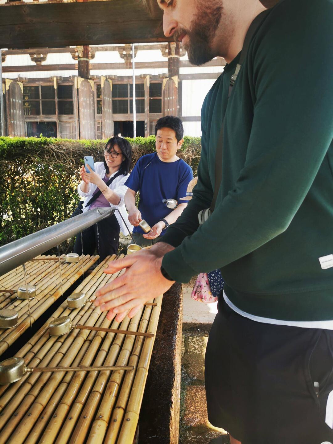 Bevor man einen Tempel betritt, soll man sich Hände und Mund waschen