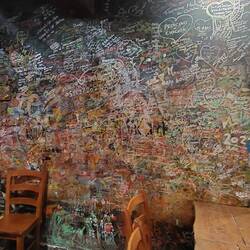 Bevor die Leute was mit Kritzeleien versauen, macht man das einfach zum Prinzip