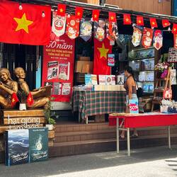 Rue des libraires fréquentée par les touristes mais pas par des amateurs de livres