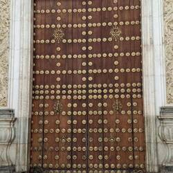 Es gibt eine Vielzahl von Holztüren