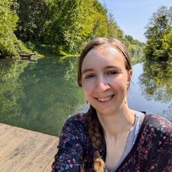 Mit dem handbetriebenen Floß auf die andere Seite