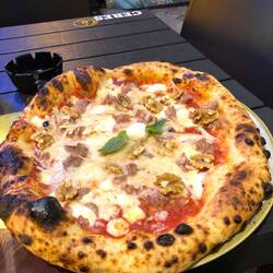 ...pizza miseria: oben und unten verbrannt!