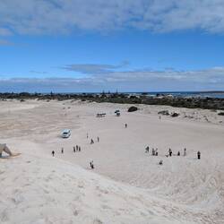 mit Zwischenhalt Sandboarding...