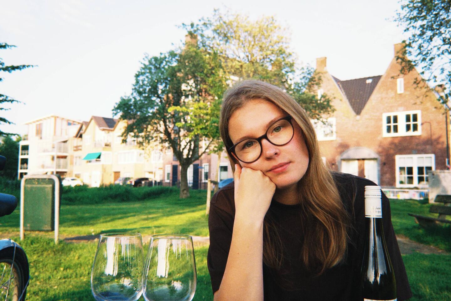 Picnic dinner by the river 🍷
