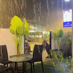 Und manchmal überrascht uns dann der Regen - kurz aber schön - nur keine Abkühlung 🥵