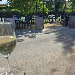 Einen Wein trinken am Canal du Midi