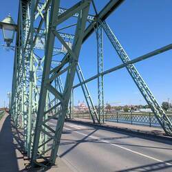 Über die Brücke zurück nach Komárno