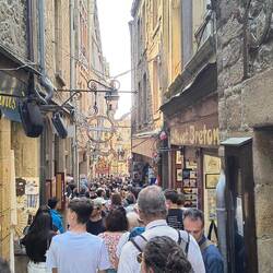 SO MANY people! 😯