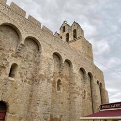 Eine nasse Kirche in einer nassen Stadt