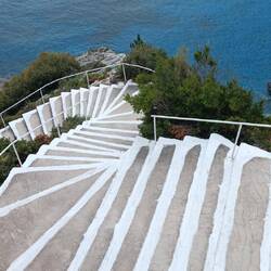 Viele Treppenstufen führen ca. 30 m runter zum Meer