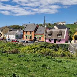Doolin besteht praktisch nur aus Pubs, Shops und Glaceständen