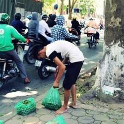 Un vendeur des fruits de pancoviers dans la rue de Hanoï