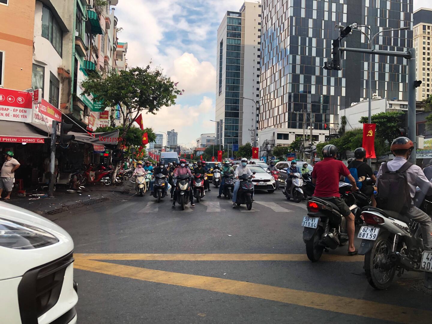 La circulation est déjà dense à cette heure matinale.