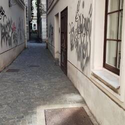 Alley off Gutenberggasse, chatting on the crates
