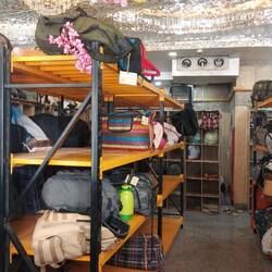 Gepäckaufbewahrung. Diese gibt es speziell für Schuhe und für Gepäckstücke. 100% organisiert!