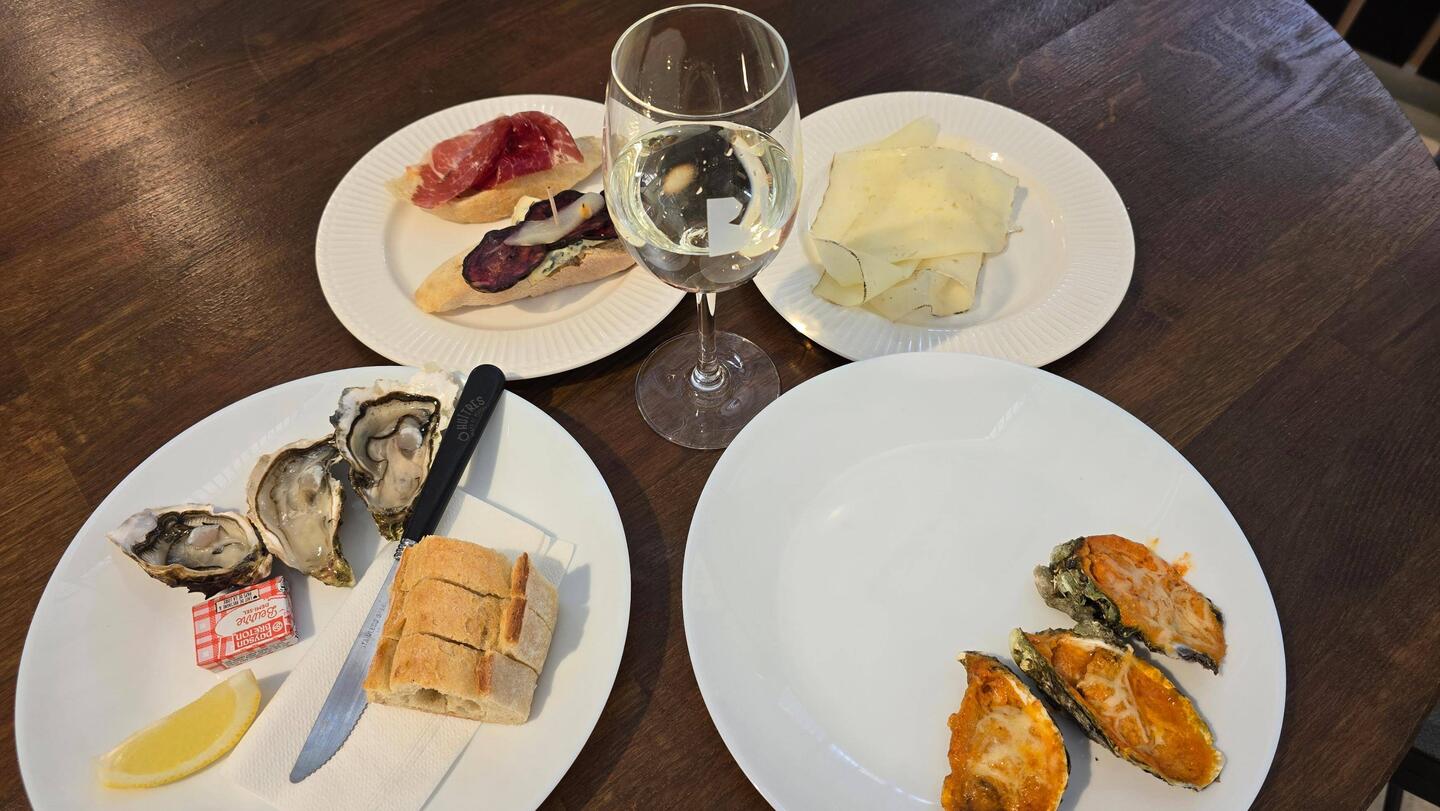 Iberischen schinken, Iberischen Wurst und Käse, Austern roh und mit paprika und natürlich wein