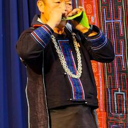 Showeinlage. Musiziert wird mit einem Blatt.