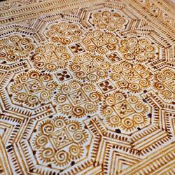 ... und verziert dadurch Tücher.