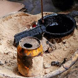 ... in flüssiges Bienenwachs...