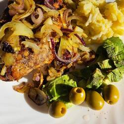 Avocado mit Oliven, dazu Fleischküchle mit Feta gefüllt mit gedämpften Zwiebel garniert dazu Kartoff