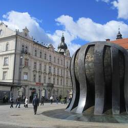 NOB-Denkmal von Slavko Tihec aus dem Jahr 1975 zur Erinnerung an den Nationalen Befreiungskampf Slow
