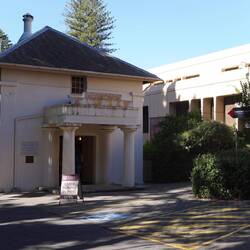 Auf dem Weg dahin das älteste Gebäude in Perth (1836/37), ...