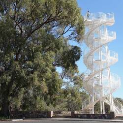 zum DNA-Tower (ich war fast oben).