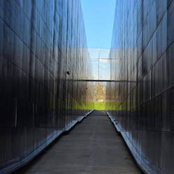 Im Innern sind tausende von Namen eingraviert, von Verschleppten und Getöteten