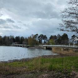 Holzbrücke zur Insel Seurasaari
