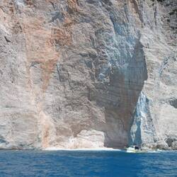 Unser Boot hat ähnliche Ausmaße, wie das auf dem Bild. Gewaltige Steilküste!