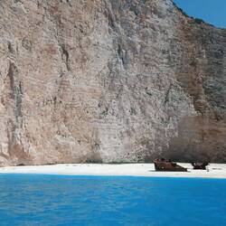 Viel ist von dem Wrack nicht mehr übrig.