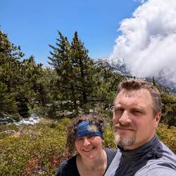 I my, prawdziwi twardziele - w lesie sosnowym