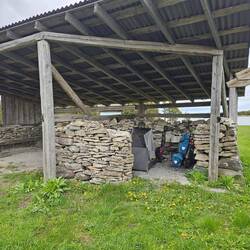 Windgeschützt und trocken und auf dem Bodenschotter liegt ne alte Matte...