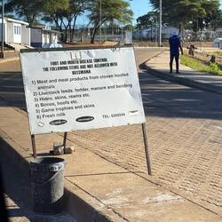 Hier wurden die Schuhe "desinfiziert", bevor man Botswana betritt