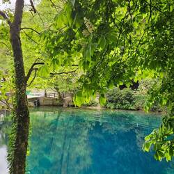 Der Blautopf ist die Quelle der Blau und Eingang zu einem gewaltigen Unterwasser-Karsthöhlensystem