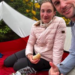 Abendessen geschützt vor Midges im Zelt