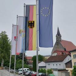 Flaggen an der Brücke über die Salzach.