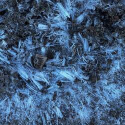 Der gefrorene Boden, der interessante Eiskristalle bildete. ❄️