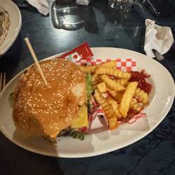 Ein Burger mit Shrimps, ungewöhnlich aber sehr lecker.