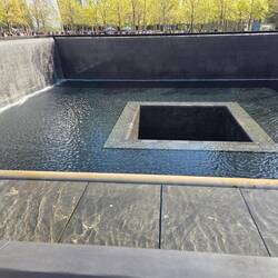 9/11 im Fundament stürzt das Wasser in die Tiefe