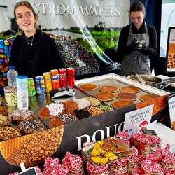Hier gibt es überall Waffel stände sowie bei uns in Bayern Bratwurstbuden