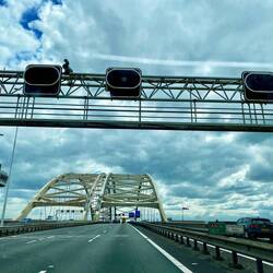 Autobahnbrücke mit 8 Spuren. Die Fahbahnen werden bei großen Schiffen hochgeklappt.