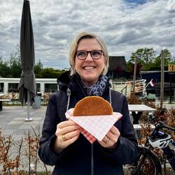 Aber so eine frischgebackene, duftende Waffel ist eigentlich viel besser wie eine Bratwurst