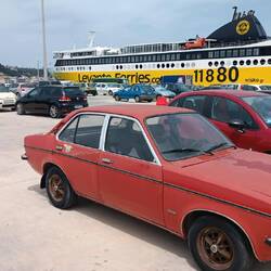 Fährhafen mit altem Kadett.