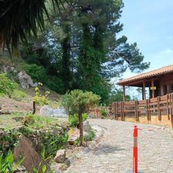 Blick durch die Gitter des Festungseingangs