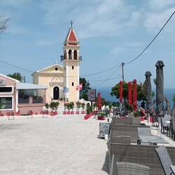 Aussichtspunkt mit Taverne und "Zoodochos Pigi Holy Church"