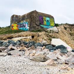 Alte Bunkerteile aus dem letzten Krieg finden sich mehrfach am Strand.